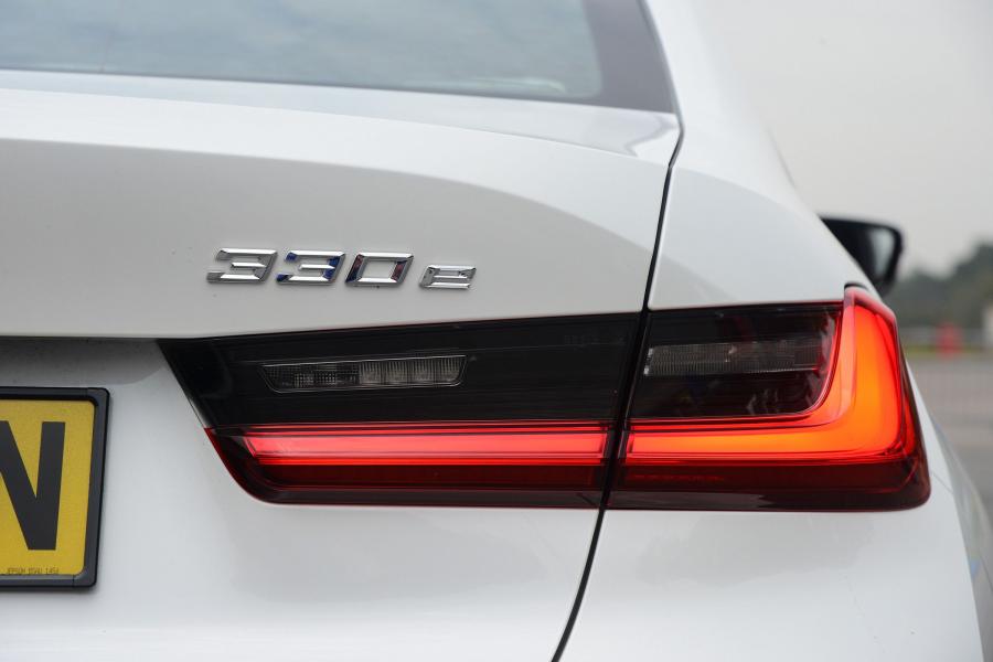 Логотип BMW 330e M Sport (G20) 2019 года  (UK) (фото 5 из 25)